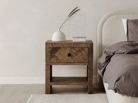 Drewniane łóżka i komody – jak urządzić sypialnię w naturalnym stylu?