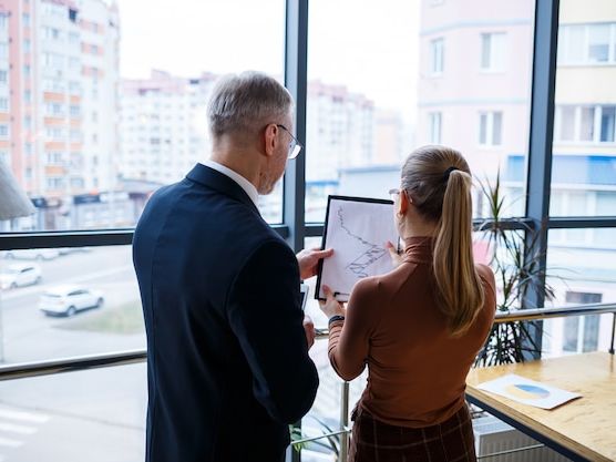 Jak skróty wpływają na rozpoznawalność firm IT i budowanie silnej marki