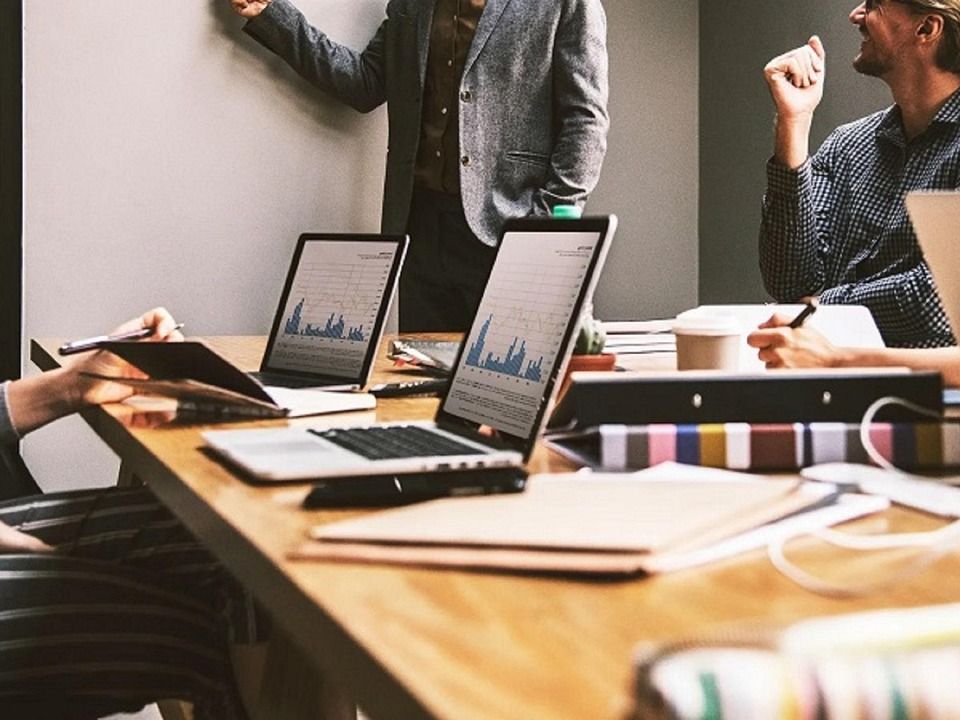 Jak nowoczesne technologie zmieniają personalizację prezentów online